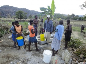 Village de Palmary : avec l'appui de Zanmi Lasanté PARIS, les habitants ont creusé un puits Village de Palmary : avec l'appui de Zanmi Lasanté PARIS, les habitants ont creusé un puits